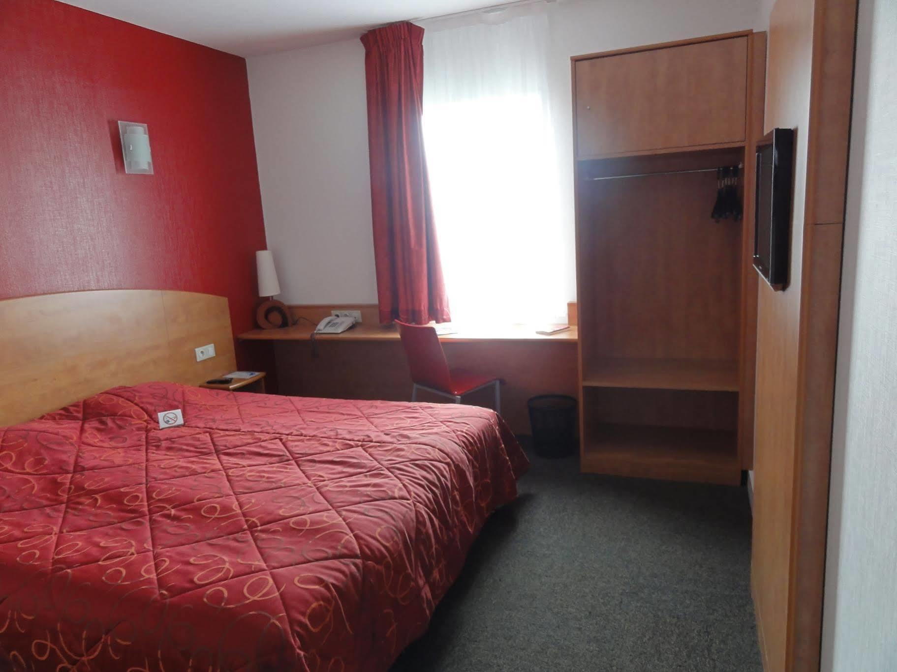 The Originals City, Plume Hotel, Bressuire Esterno foto